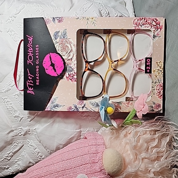 Betsey Johnson Accessories - NWT BETSEY JOHNSON +2.50 READING GLASSES